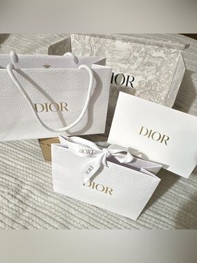 New Dior White Pebbled Gifting Set w Ribboned Bag ,Dior bag &Card Envelope 4pc